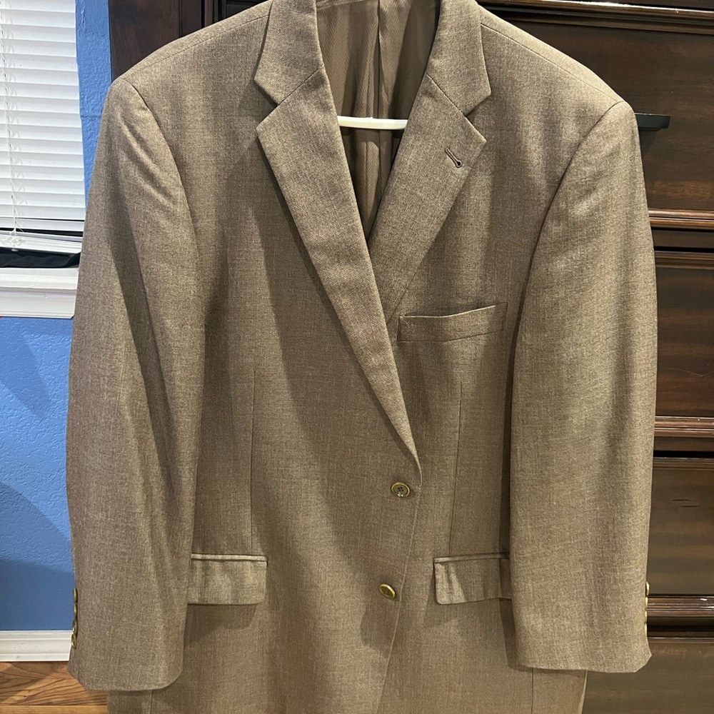 Modern Tan Blazer with Notched Lapels and Structured Shoulders